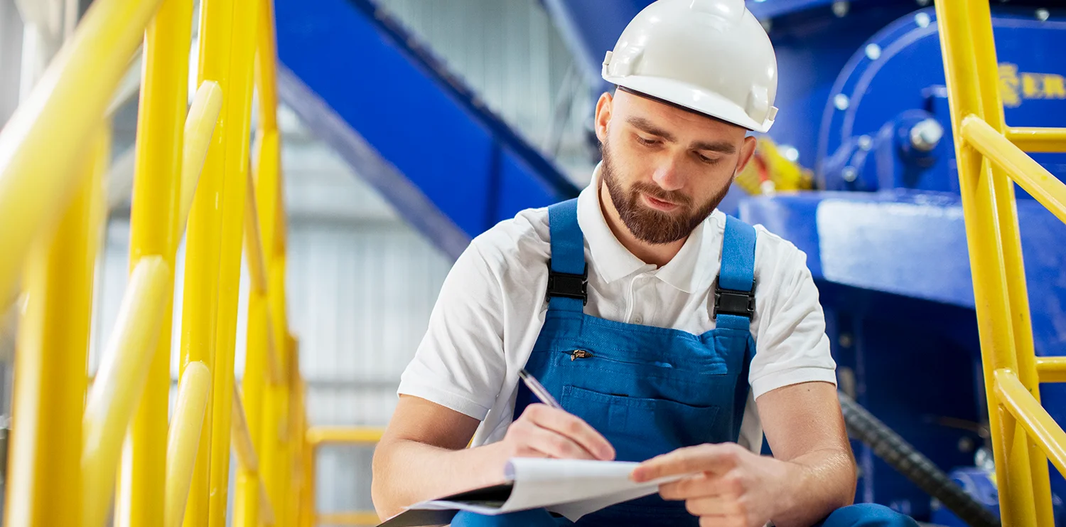 Выезд специалиста по воде — инженер с приборами проводит диагностику системы очистки на объекте